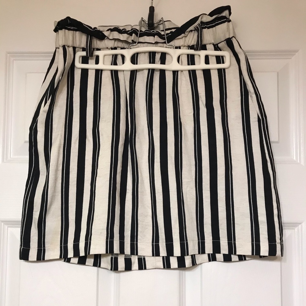 Pencil skirt (B&W pinstripe) - Picture 2 of 2